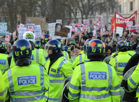 英國(guó)約2萬(wàn)人包圍國(guó)會(huì)抗議學(xué)費(fèi)上漲條款