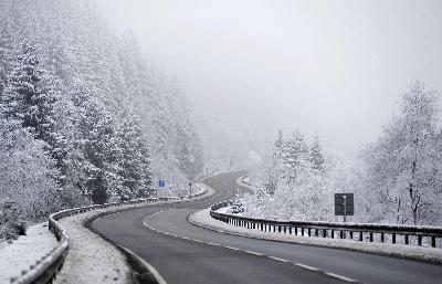 過半歐美地區(qū)迎“白色圣誕節(jié)” 浪漫不敵出行難？