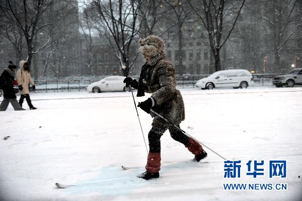 紐約遭暴風雪襲擊 部分地區(qū)能見度為零