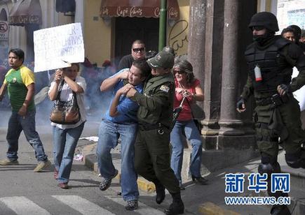 玻利維亞數(shù)千人示威抗議油價飛漲 游行引發(fā)暴力沖突