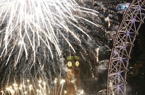 各國(guó)喜迎2011年 焰火絢麗奪目、水晶球桑巴舞助興