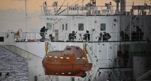 韓國(guó)海軍對(duì)被劫貨輪發(fā)起罕見強(qiáng)攻 擊斃海盜救出人質(zhì)