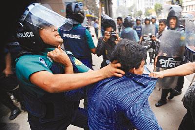 孟加拉國反對黨發(fā)動大罷工導致警民沖突(圖)