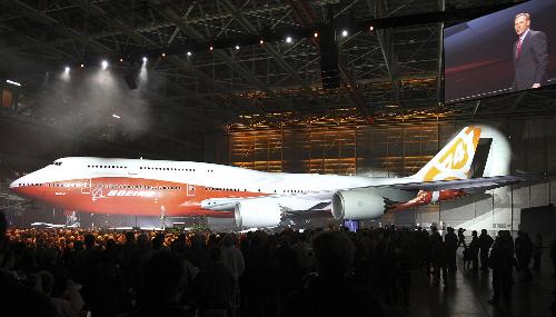 世界最長(zhǎng)客機(jī)波音747-8洲際飛機(jī)亮相 機(jī)身橙紅色