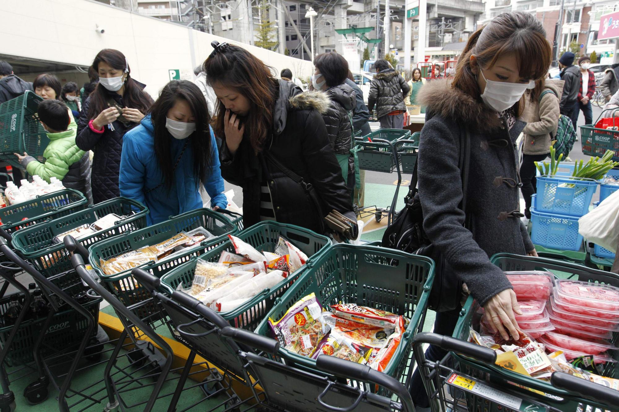 日本強(qiáng)震第四天圖集：搶購(gòu)限量商品 接受輻射檢查