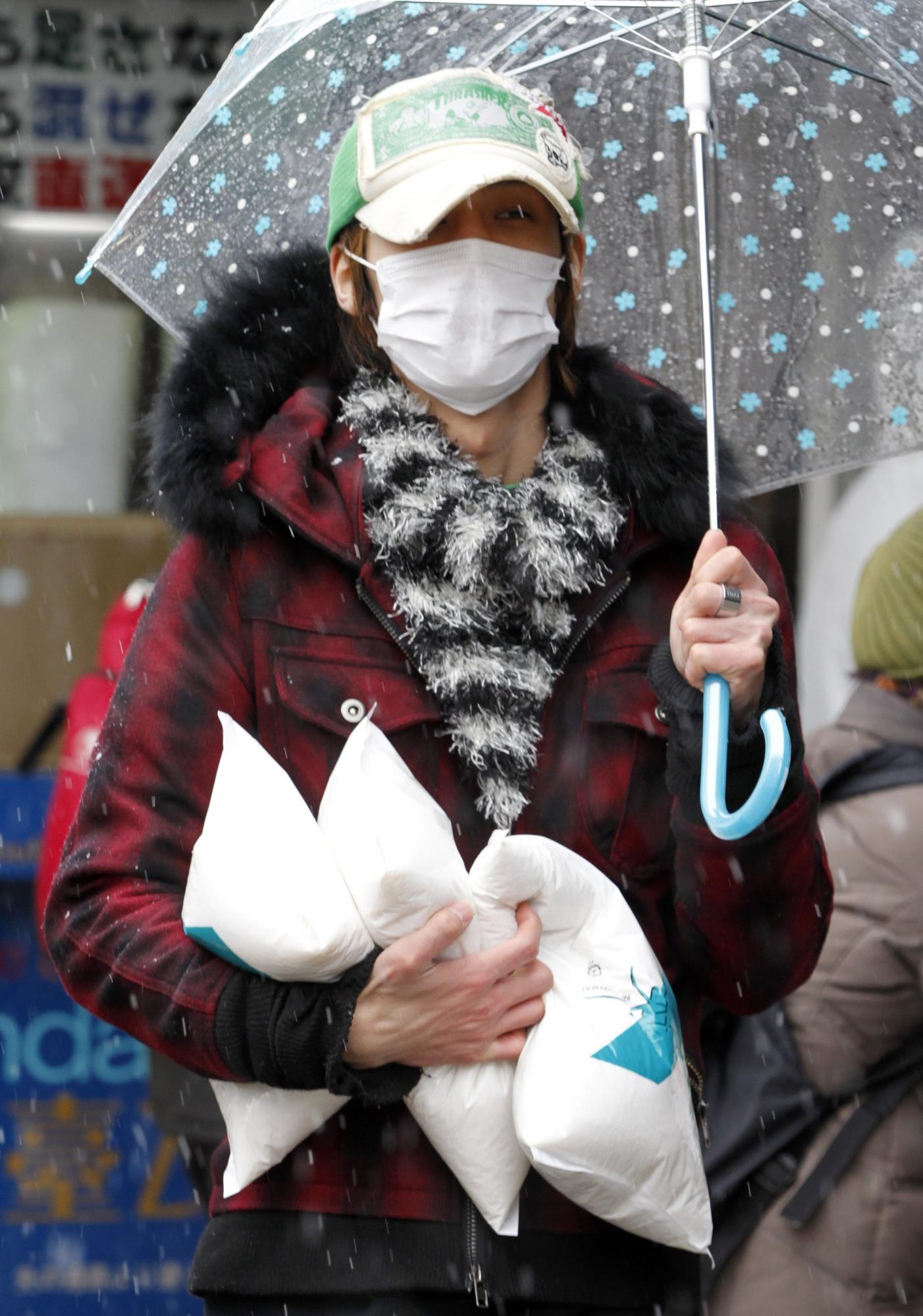 日本仙臺重災(zāi)區(qū)降大雪 生活必需品供應(yīng)緊張（圖集）