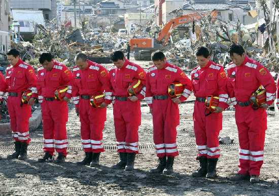 在日中國(guó)救援隊(duì)向地震遇難者默哀