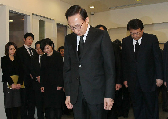 在日中國救援隊(duì)向地震遇難者默哀