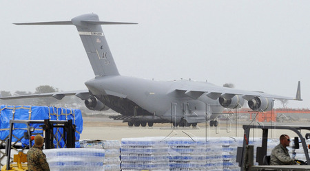 美軍運輸機飛抵仙臺機場 裝載大批救災物資