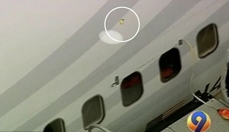 美客機機身驚現(xiàn)彈孔 意外還是恐怖襲擊？