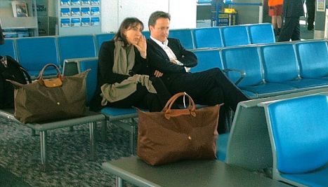 英首相夫婦外出度假真低調(diào) 坐廉價航班最后登機(jī)