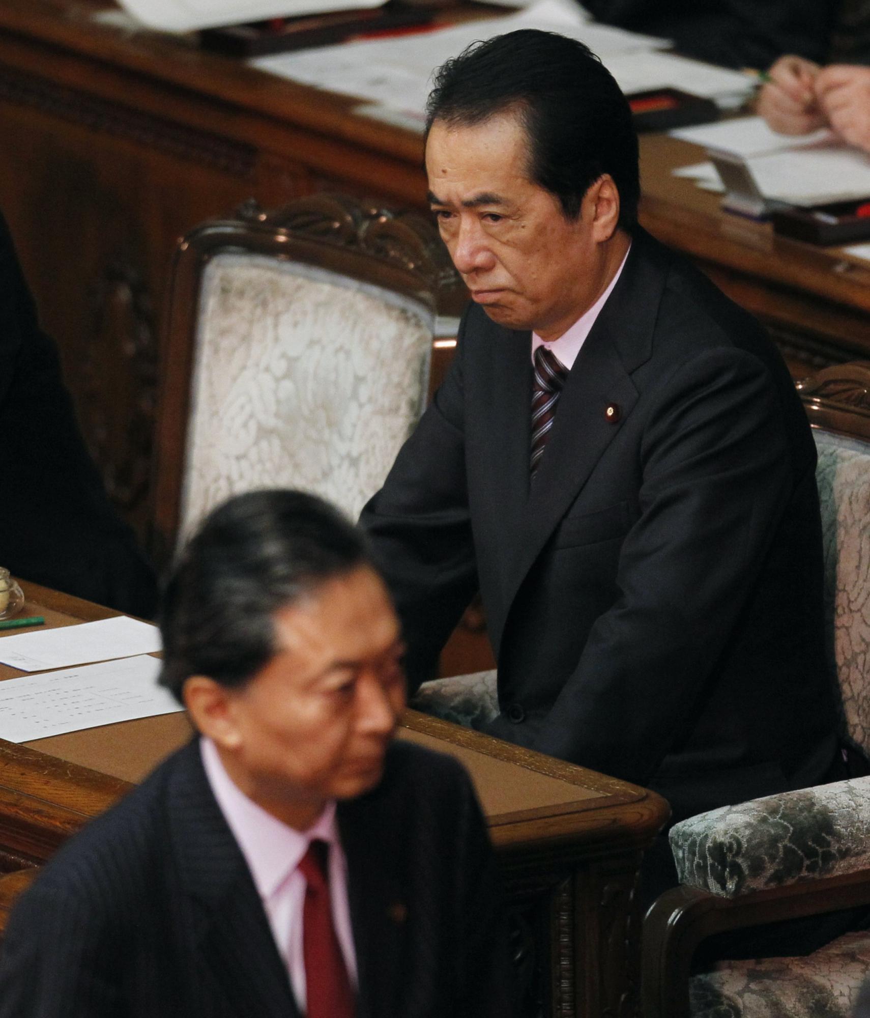 日國會否決不信任案 菅直人靠承諾辭職躲過“倒閣加倒戈”