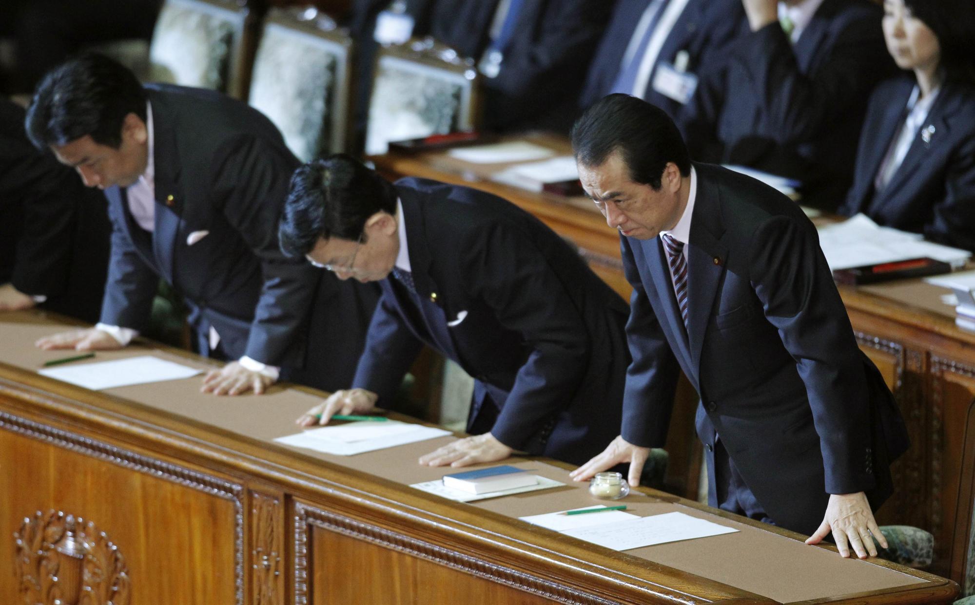 日國(guó)會(huì)否決不信任案 菅直人靠承諾辭職躲過(guò)“倒閣加倒戈”