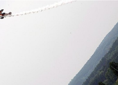 圖：波蘭特技表演飛機(jī)墜河 飛行員生死未卜