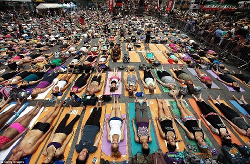 喧鬧中尋平靜 紐約時報廣場數(shù)千人瑜伽盛會迎夏至