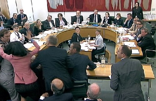 鄧文迪護(hù)夫心切“掌摑”襲擊者 英議長勒令徹查安檢