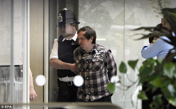 鄧文迪護(hù)夫心切“掌摑”襲擊者 英議長勒令徹查安檢