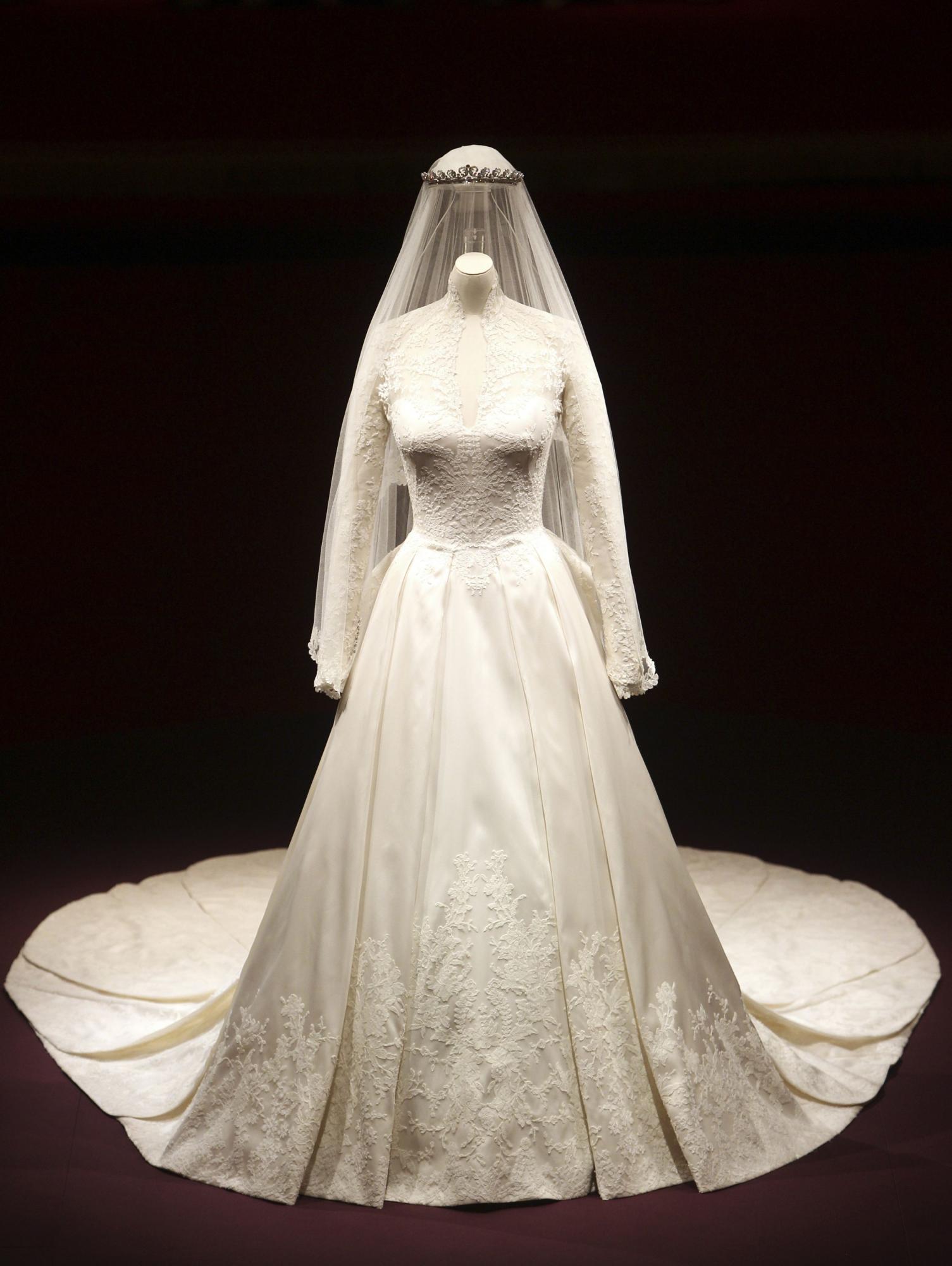 無(wú)頭“模特”展示凱特婚紗 英女王受驚直呼好恐怖