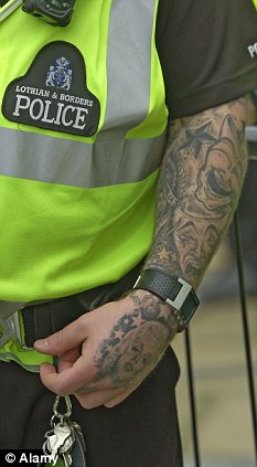 警民關(guān)系改善有新招？英一警察聯(lián)合會呼吁警員秀文身