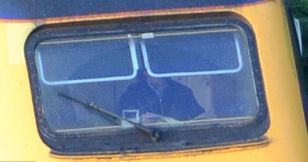 列車(chē)司機(jī)行駛途中看報(bào)紙 偷懶被拍遭停職