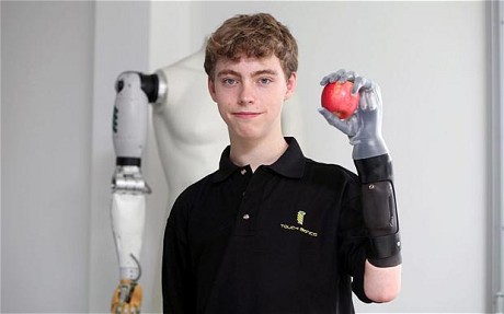 英殘疾男孩信件感動(dòng)F1奔馳車隊(duì) 免費(fèi)獲裝頂級仿生手