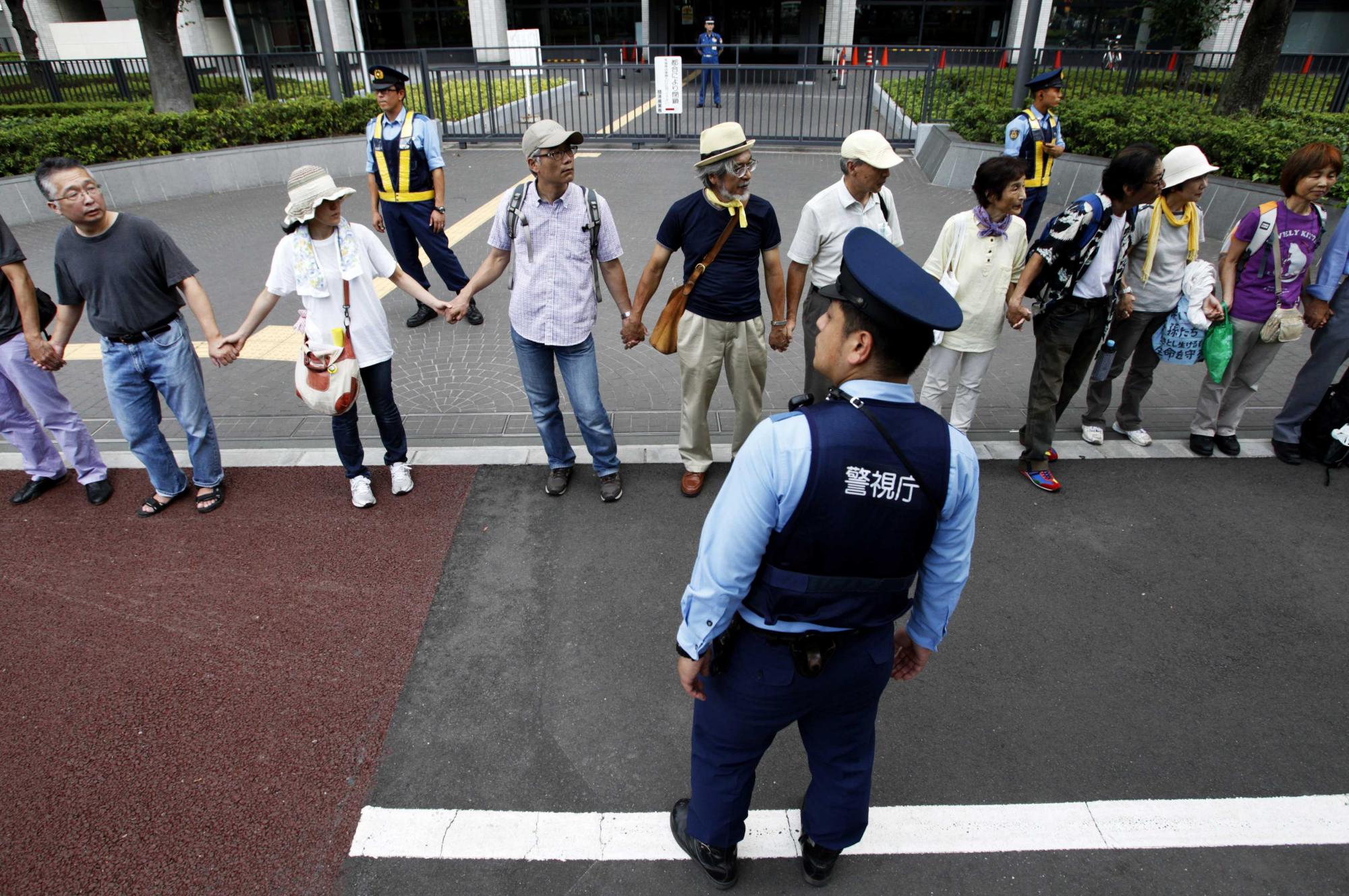 日本紀(jì)念3·11地震半周年 新內(nèi)閣默哀、多地爆發(fā)反核示威