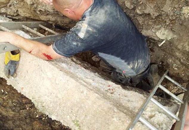 英國男子擴建自家花園 被兩噸水泥“壓頂”幸運生還
