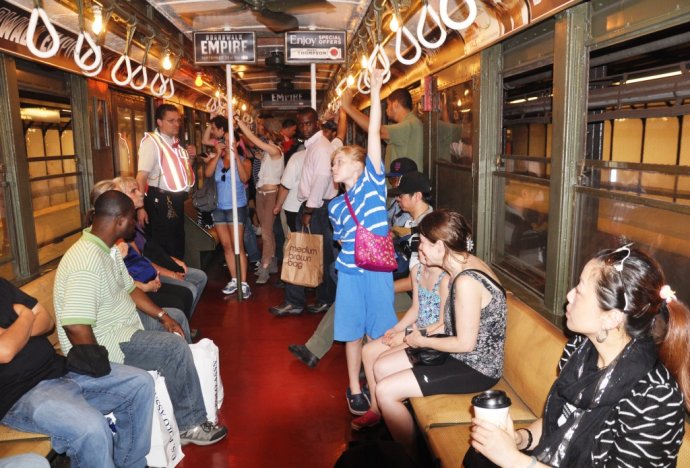近百年歷史車廂重新使用 紐約市民地鐵上體驗(yàn)回到過去