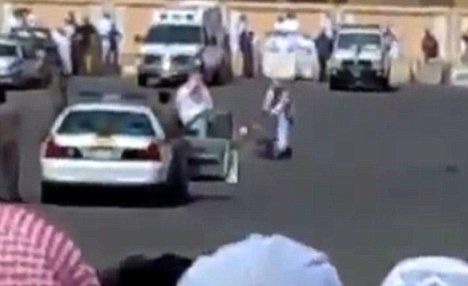 沙特男子在停車場公開斬首蘇丹“巫師”(圖)