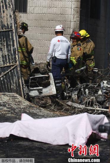 墨西哥一架輕型飛機(jī)墜毀 致3人死亡8輛汽車起火