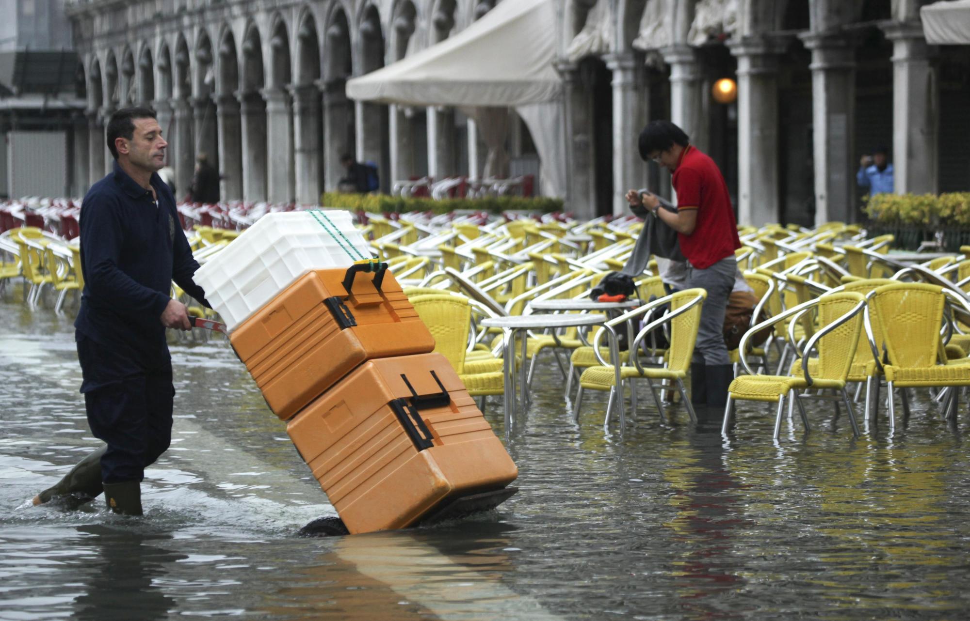 法國(guó)意大利遭持續(xù)強(qiáng)降雨侵襲 多人死亡數(shù)千人疏散