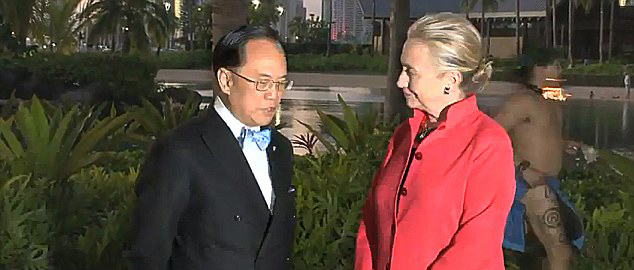 美菲共同防務(wù)協(xié)議不得民心 希拉里車隊訪菲期間遭潑油漆