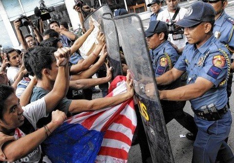 美菲共同防務(wù)協(xié)議不得民心 希拉里車隊訪菲期間遭潑油漆