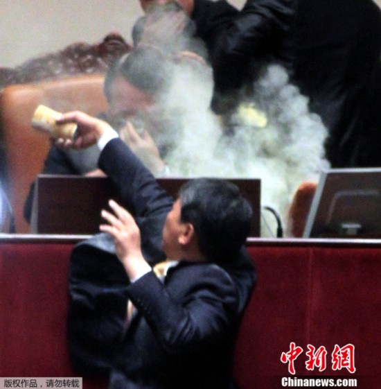 韓國會通過韓美自貿(mào)協(xié)定案 在野黨怒擲催淚彈