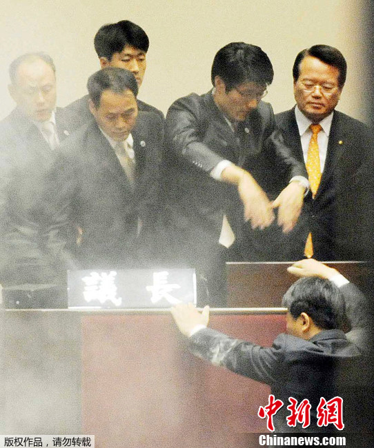 韓國(guó)會(huì)通過(guò)韓美自貿(mào)協(xié)定案 在野黨怒擲催淚彈