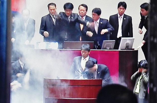 韓國(guó)國(guó)會(huì)通過(guò)韓美自貿(mào)協(xié)定 在野黨議員怒擲催淚彈