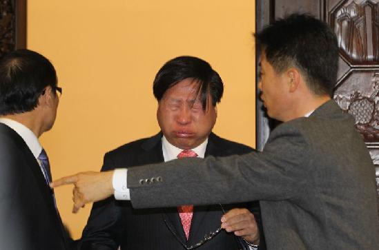 韓國(guó)國(guó)會(huì)通過(guò)韓美自貿(mào)協(xié)定 在野黨議員怒擲催淚彈