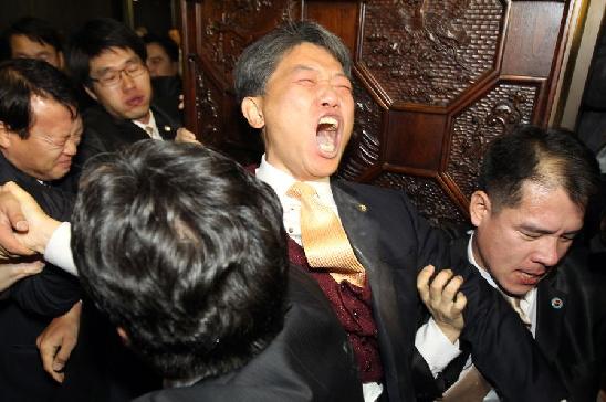 韓國(guó)國(guó)會(huì)通過(guò)韓美自貿(mào)協(xié)定 在野黨議員怒擲催淚彈