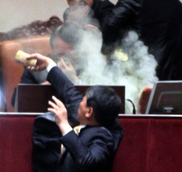 韓國國會(huì)通過韓美自貿(mào)協(xié)定 在野黨議員怒擲催淚彈