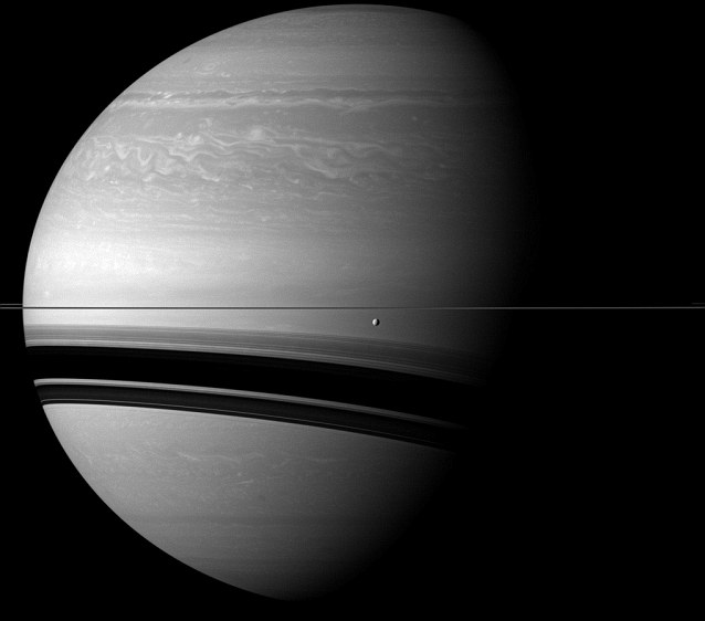 NASA公布罕見(jiàn)照片 土星環(huán)“橫穿”兩衛(wèi)星似珠鏈