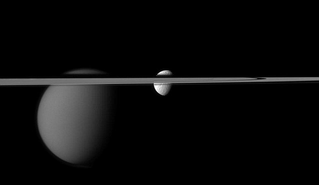 NASA公布罕見(jiàn)照片 土星環(huán)“橫穿”兩衛(wèi)星似珠鏈