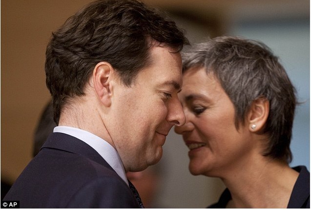 英國丹麥兩國財(cái)長歐盟會議上演“親嘴門” 巧妙化解尷尬