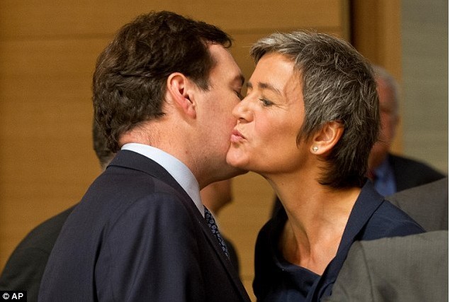 英國丹麥兩國財(cái)長歐盟會議上演“親嘴門” 巧妙化解尷尬