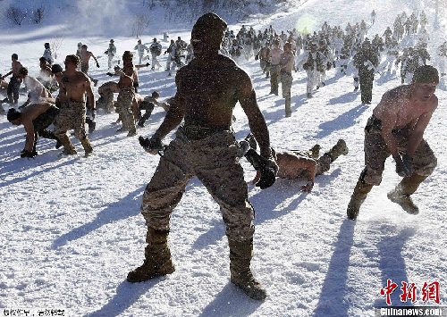 韓美海軍陸戰(zhàn)隊舉行雪地軍演