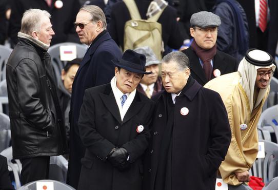麻生太郎風衣禮帽裝出席樸槿惠就職禮 被調侃像黑幫