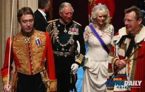 英女王國(guó)會(huì)大典講話屢出錯(cuò) 卡米拉扮相似王后