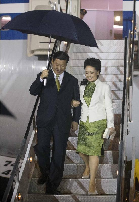 彭麗媛在出訪期間穿過哪五套衣服？