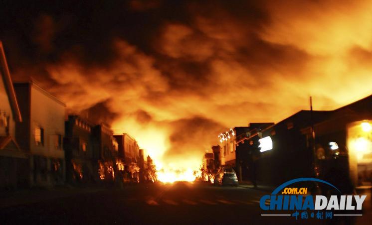 組圖：加拿大油罐車出軌爆炸五死數(shù)十傷 總理趕赴現(xiàn)場(chǎng)