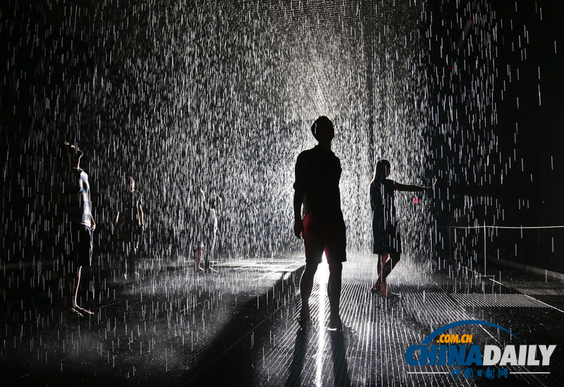 “雨”中玩樂卻不濕身 美國人高溫中體驗(yàn)神奇“雨屋”