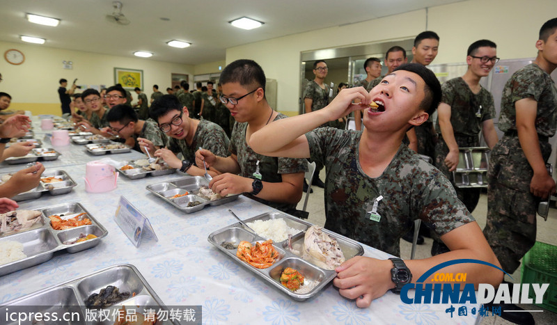 美味大補(bǔ)超幸福！韓國(guó)陸軍訓(xùn)練食譜加入鮑魚(yú)參雞湯